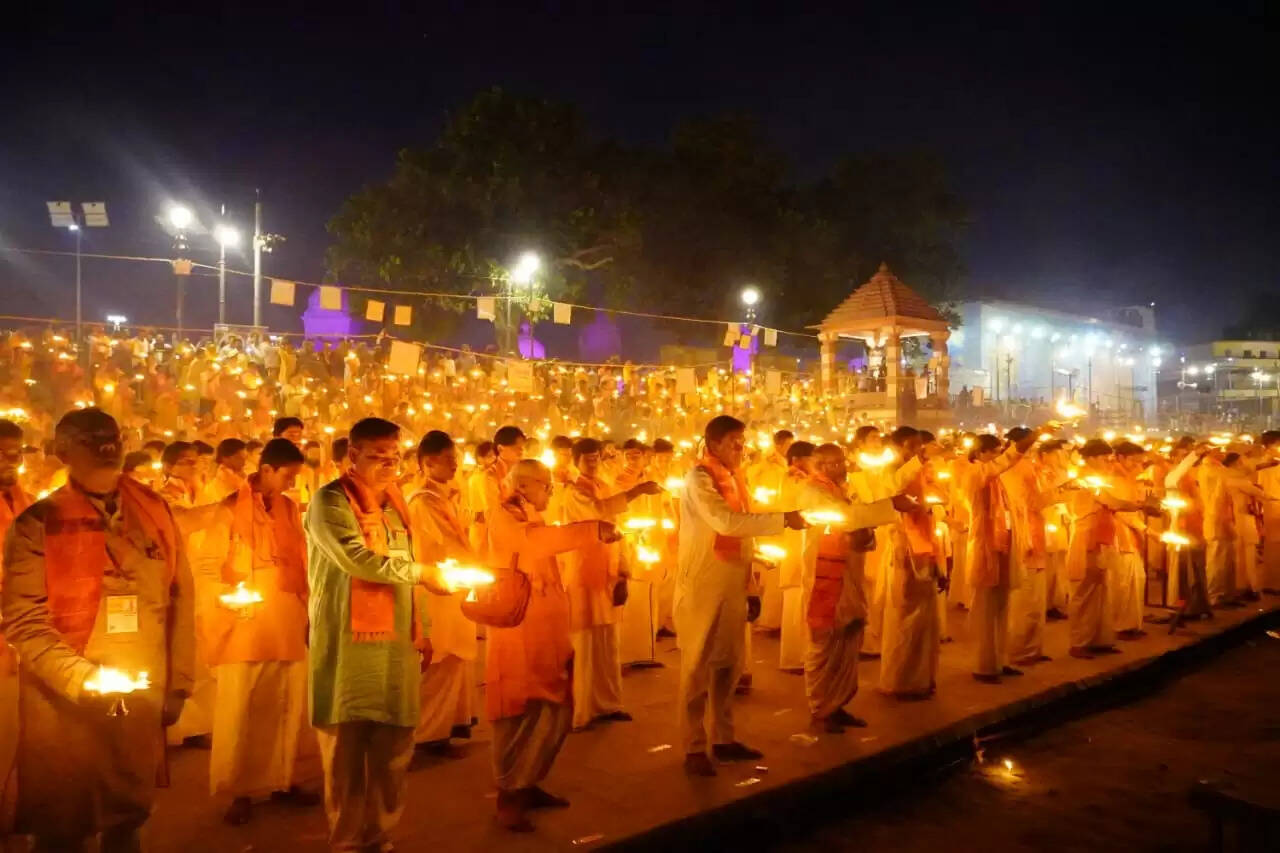 अयोध्या में बना विश्व रिकॉर्ड, 2100 महिलाओं एवं विद्यार्थियों ने एकसाथ की सरयू आरती
