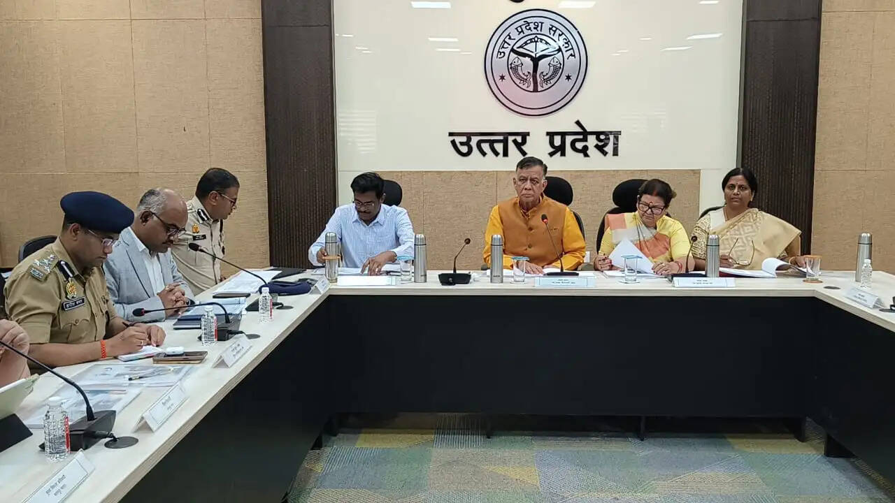 समग्र विकास बैठक में विधानसभा अध्यक्ष सतीश महाना ने अधिकारियों को दिए दिशा निर्देश