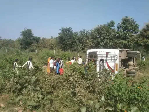 कटनी में बेकाबू होकर पलटी यात्री बस, 16 साल की किशोरी की मौत, 22 से ज्यादा घायल