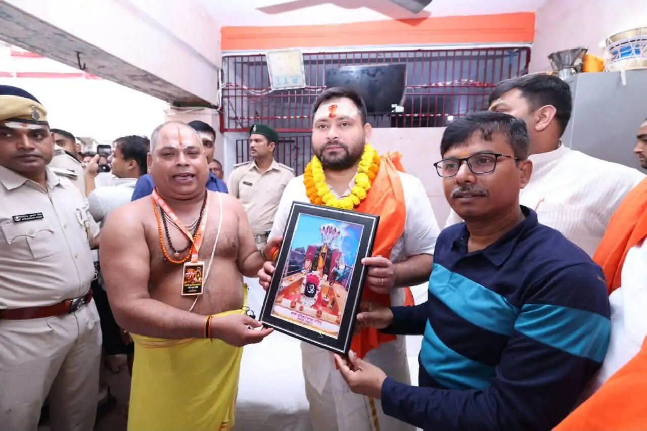 सावन की पहली सोमवारी पर बाबा हरिहरनाथ मंदिर में तेजस्वी यादव ने किया जलाभिषेक