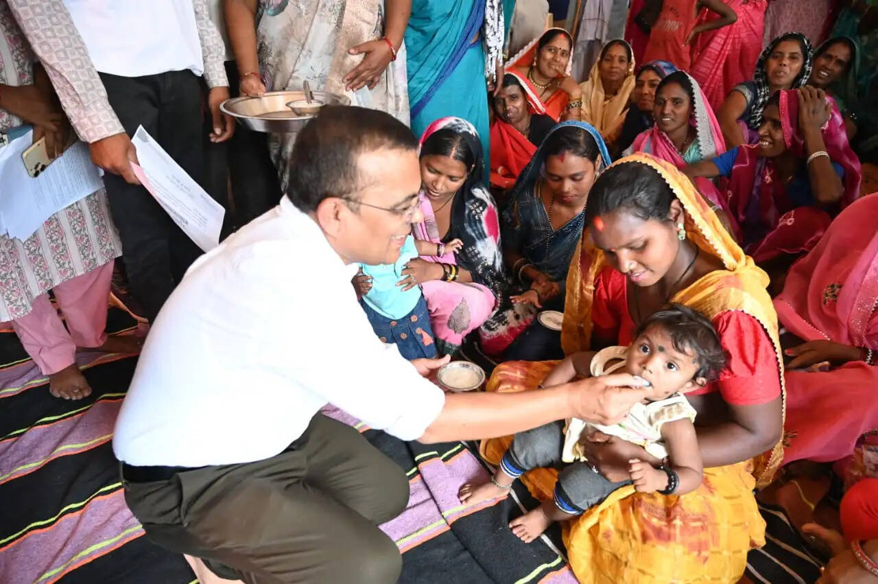 जांजगीर चांपा: ग्राम पंचायत करमा की ग्राम सभा में पहुंचे कलेक्टर, ग्रामीणों से सीधा संवाद कर जानी जमीनी हकीकत