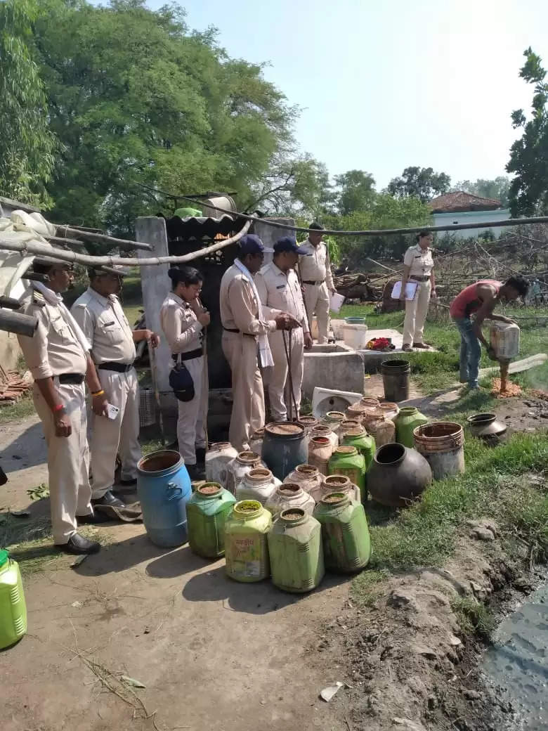 सिवनी: जंगलों एवं घरों में धधक रही थी अवैध शराब की भट्टियाँ, आबकारी विभाग ने मारा छापा