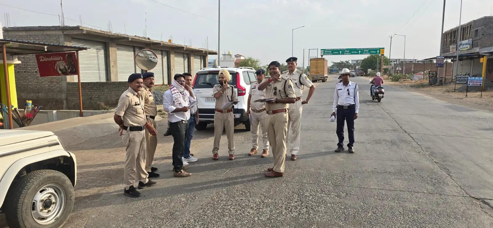 अंबिकापुर : सड़क हादसों पर लगेगी लगाम, पुलिस और प्रशासनिक अमले ने किया ब्लैक स्पॉट्स का औचक निरीक्षण