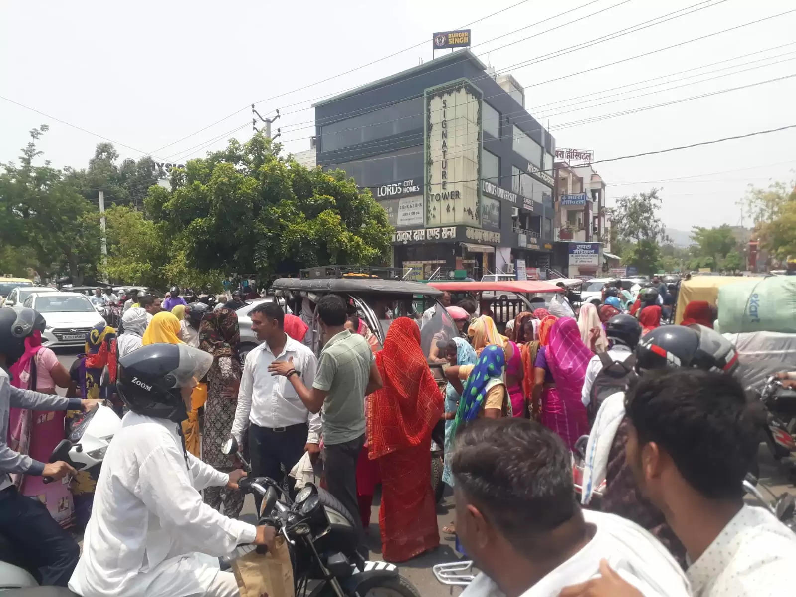 कड़ी धूप में पानी के लिए अलवर में महिलाओं ने लगाया जाम, आश्वासन के बाद खोला रास्ता