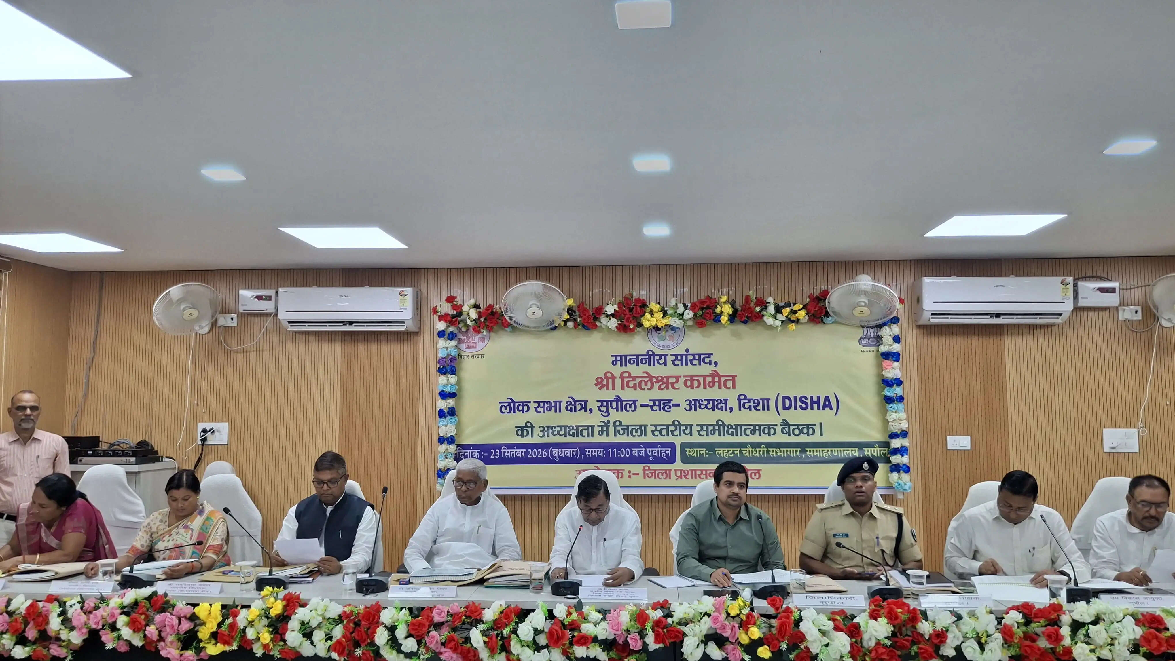 दिशा की बैठक में विकास योजनाओं की समीक्षा, अधिकारियों को प्रगति तेज करने का निर्देश