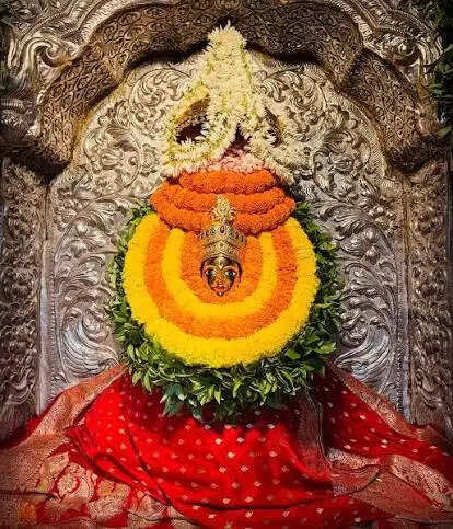 वाराणसी: शारदीय नवरात्र की महाअष्टमी पर मां अन्नपूर्णा के दरबार में उमड़े श्रद्धालु, भक्तों ने टेका मत्था