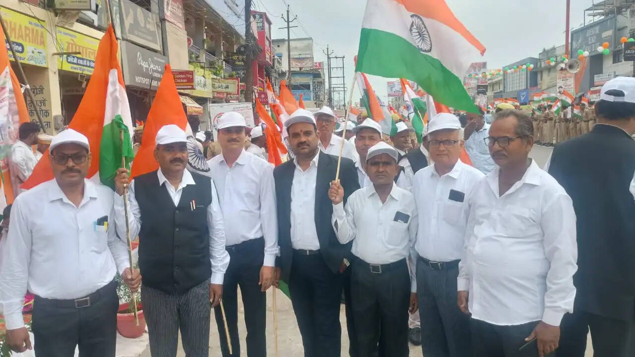 अधिवक्ताओं ने पुष्पवर्षा कर किया तिरंगा यात्रा का स्वागत