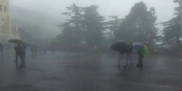 शिमला सहित कई जगह बरसे बादल, बर्फबारी से लौटी सर्दी, आंधी-ओलों का अलर्ट