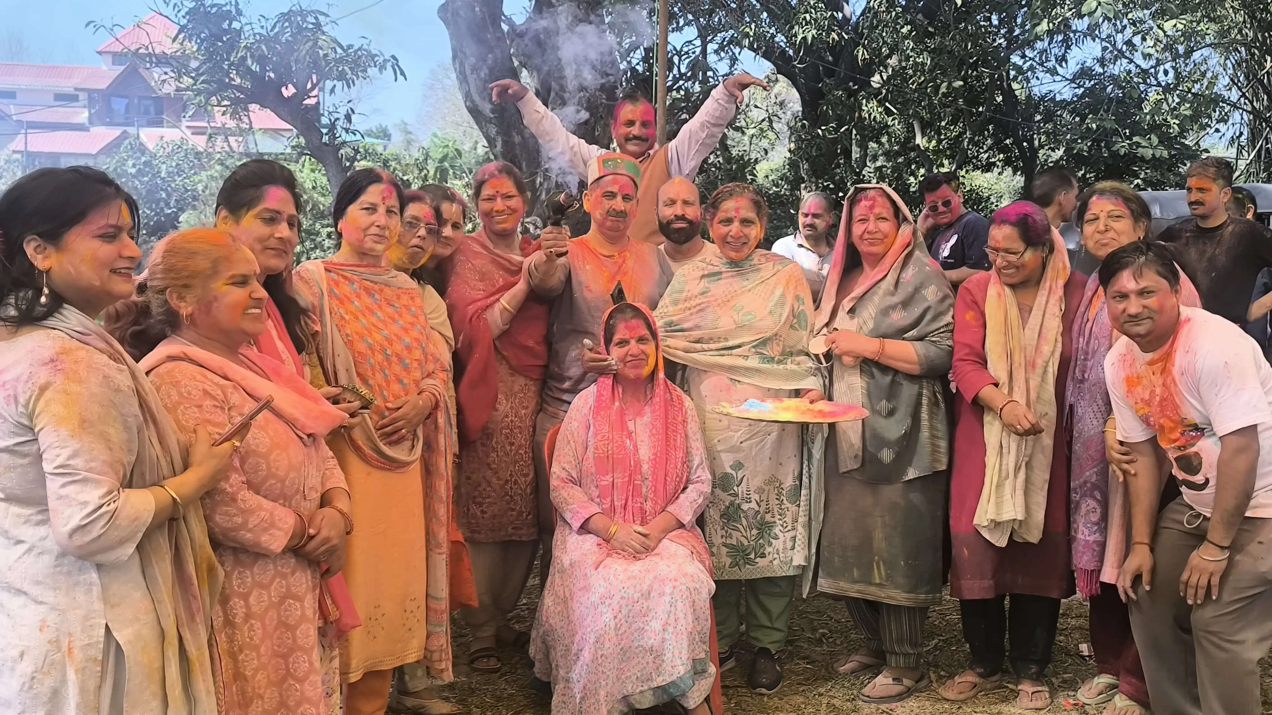 रंगोत्सव के रंगों में सराबोर हुआ कांगड़ा, शाहपुर में विधायक पठानिया ने क्षेत्रवासियों संग मनाई होली