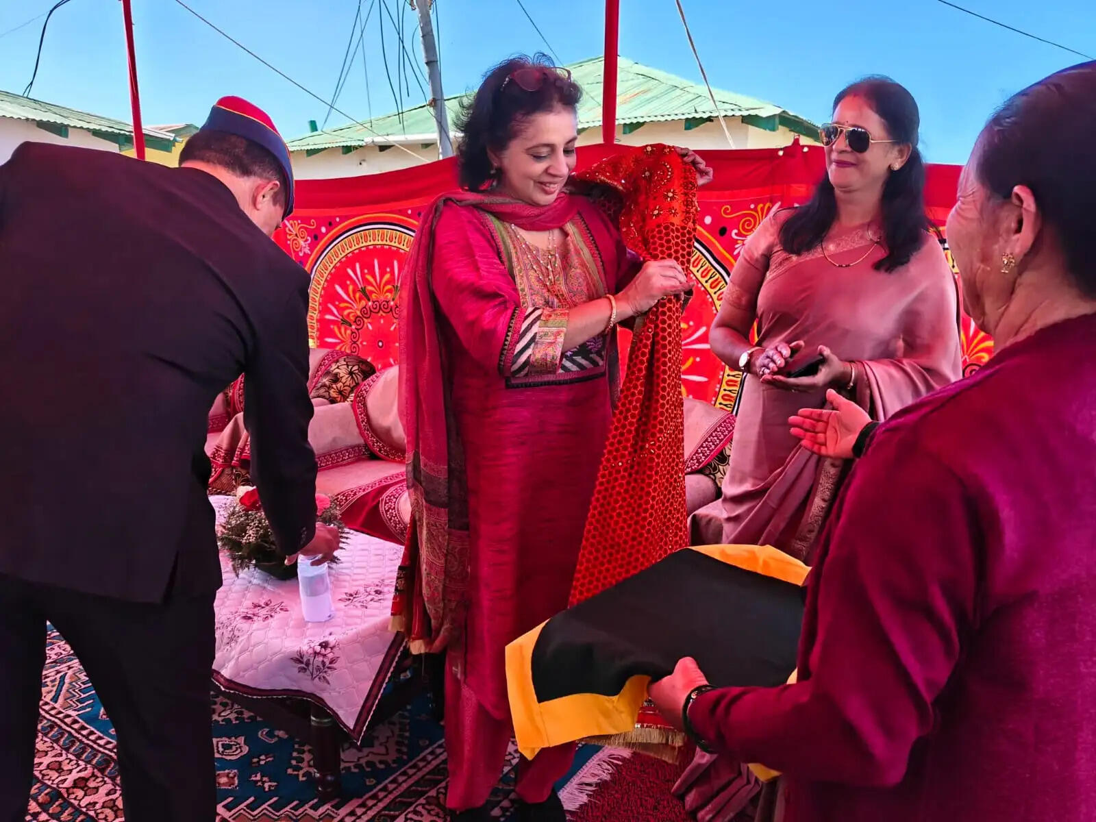 पिथौरागढ़ में पूर्व सैनिकों एवं वीर नारियों से मिलीं सचिव सुकृति लिखी, 14 वीर नारियों को किया सम्मानित