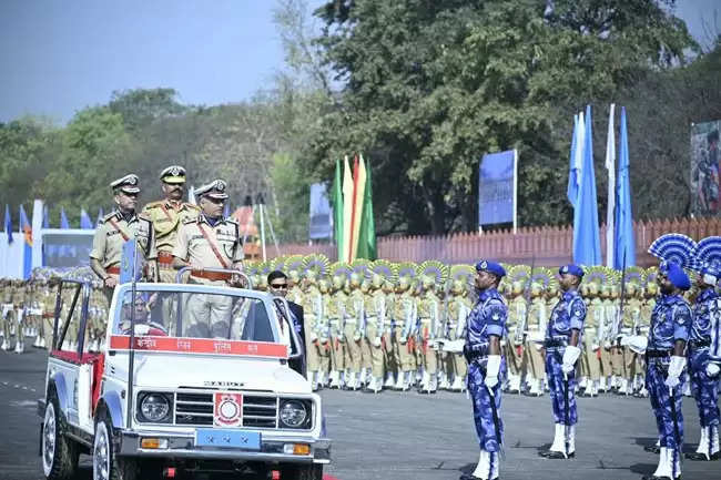 सीआरपीएफ महानिदेशक ने ली परेड की सलामी