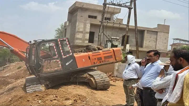 ग्वालियरः नाले पर आरसीसी दीवार बनाकर किया गया अवैध कब्जा ध्वस्त