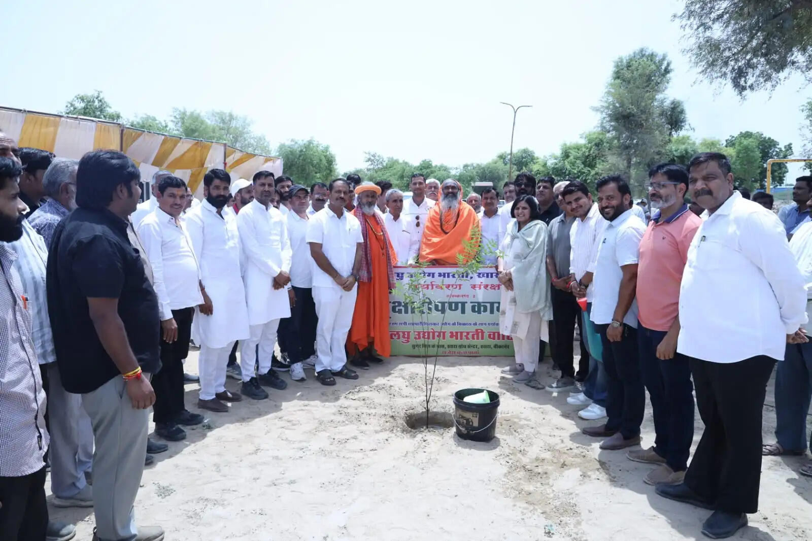 खारा ग्रोथ सेन्टर में शुभारंभ&nbsp;के&nbsp;माैके&nbsp;पर&nbsp;लगाए&nbsp;1100 पौधे लगाए&nbsp;और 1100 पौधों का वितरण भी किया