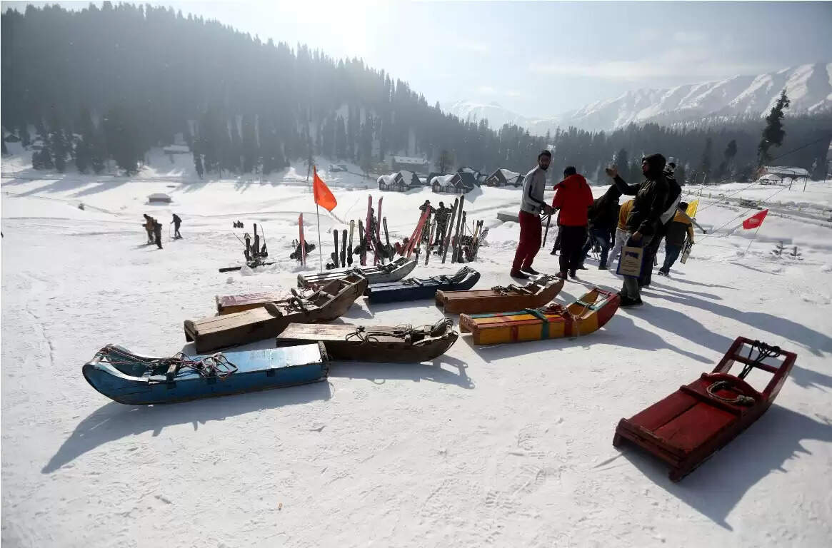 मौसम की पहली बर्फबारी ने कश्मीर के शीतकालीन पर्यटन क्षेत्र में फूंकी नई जान