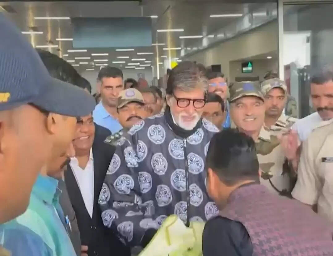 सूरत: आइसीपीएल ओपनिंग सेरेमनी में बिग-बी को देखने उमड़ी भीड़, भगदड़ में कांच का गेट टूटा