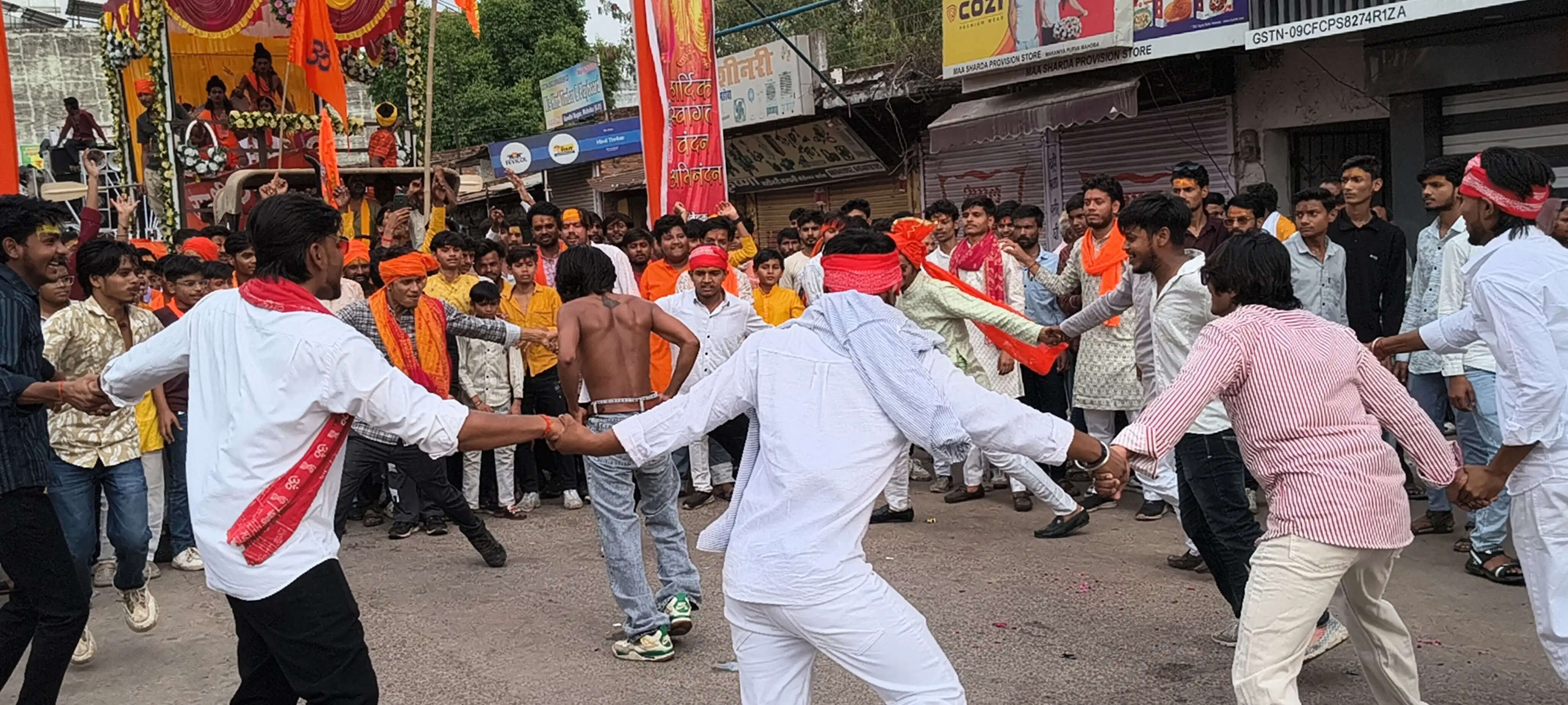 जय जय श्री राम के उद्घोष से निकली शोभायात्रा