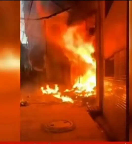 मंडी शहर के भगवाहन मोहल्ला में पर्स की दुकान में भड़की आग, लाखों का नुक्सान