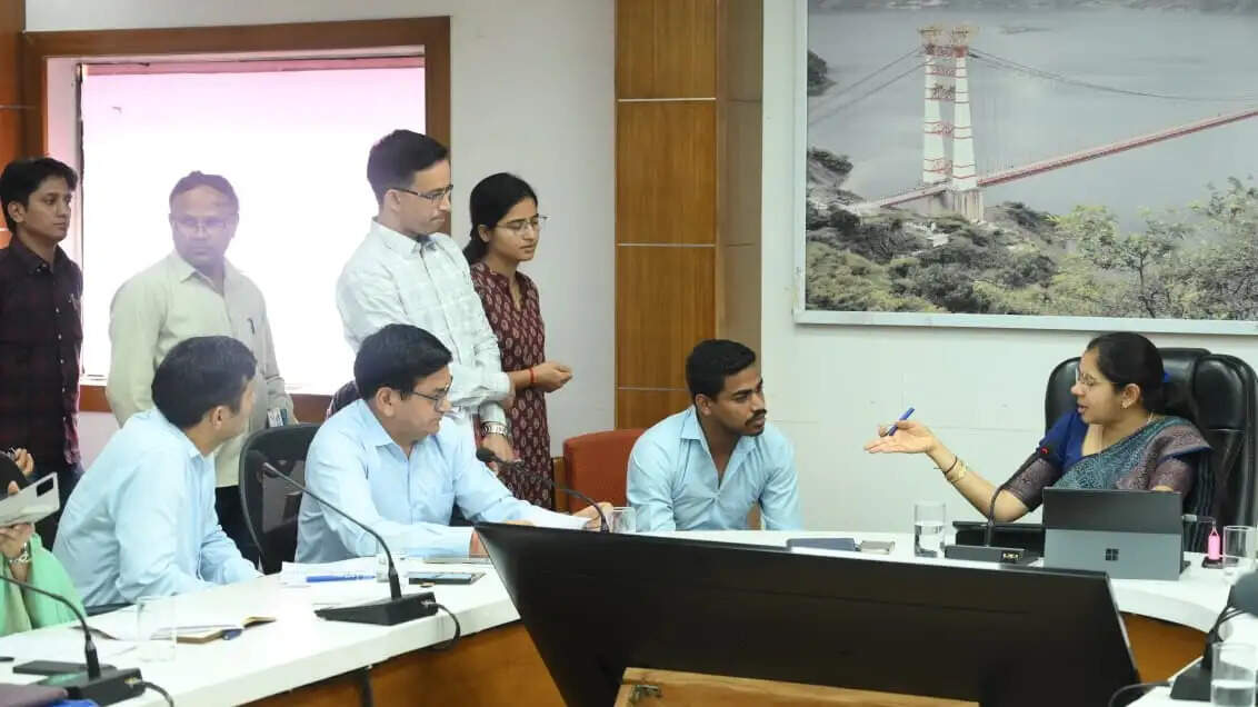 अधिकारी धयान रखें कि एक ही शिकायत बार-बार न आए: डीएम