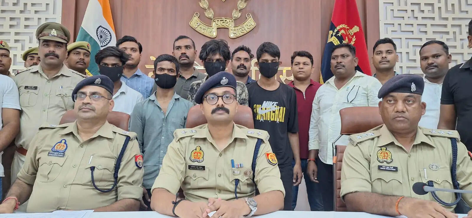 देवरिया में शोरूम से बाइक चोरी का खुलासा, पांच मोटरसाइकिल समेत 5 चाेर गिरफ्तार