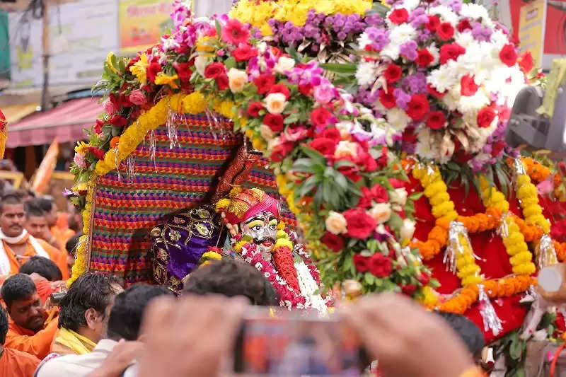 उज्जैनः शाही ठाट-बाट के साथ निकली बाबा महाकाल की सवारी, छह स्वरूपों में दिए दर्शन