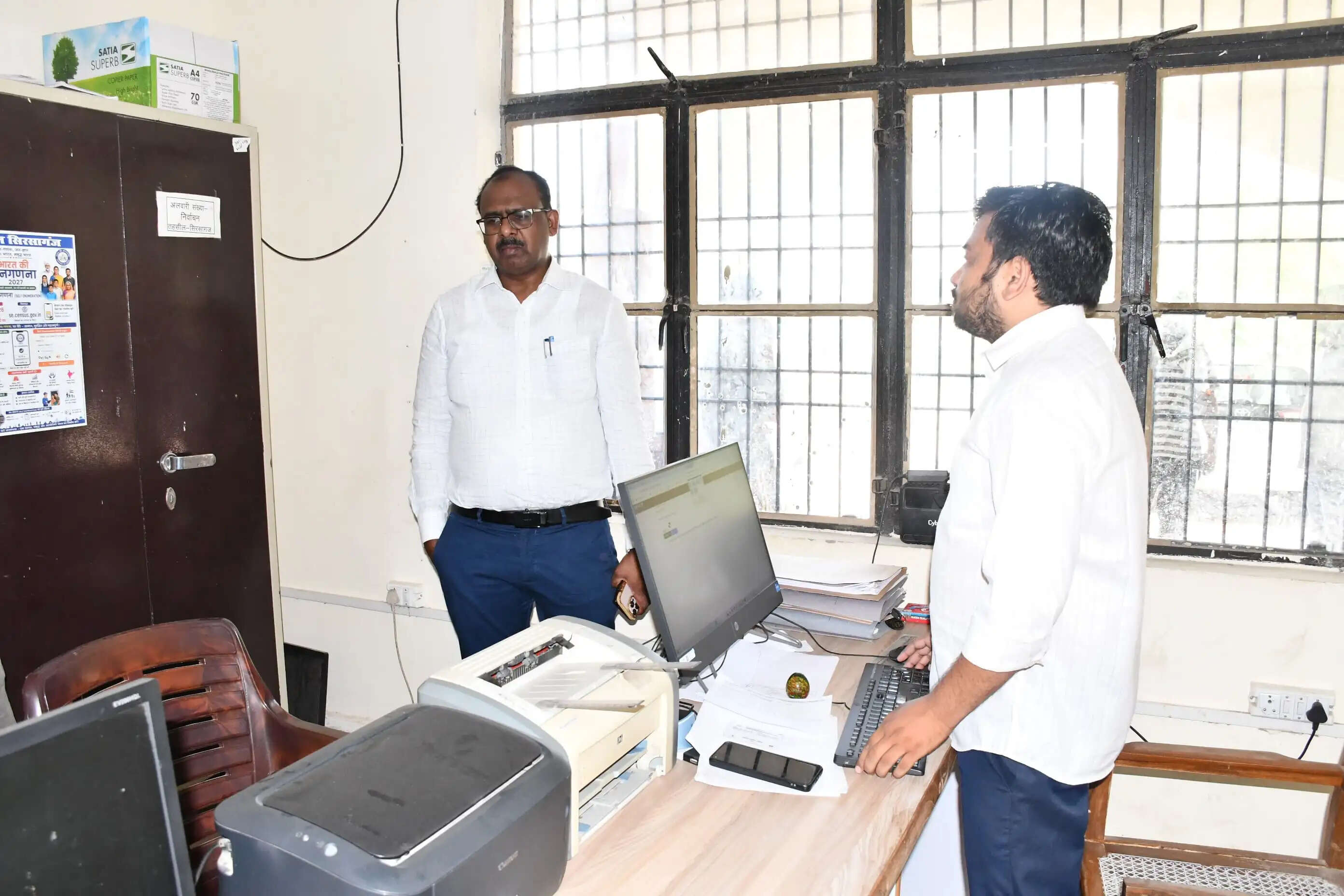 शिकायत का कागजाें में निस्तारण और मौके पर अवैध कब्जा देख डीएम सख्त, राजस्व निरीक्षक व लेखपाल को प्रतिकूल प्रविष्टि