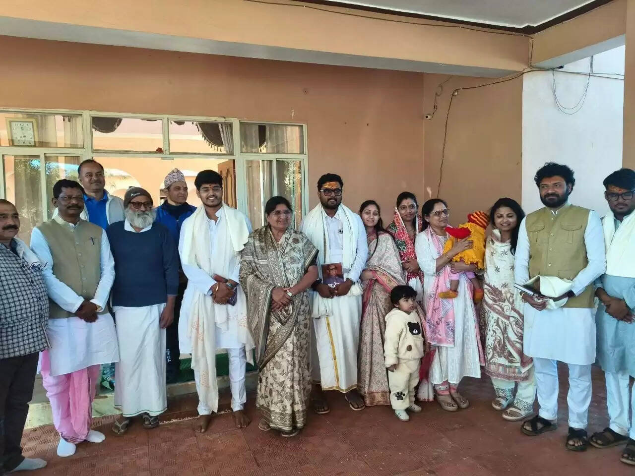 अनूपपुर : मुख्यमंत्री डॉ. मोहन यादव के पुत्र-पुत्रवधू मां नर्मदा की परिक्रमा करते हुए अमरकंटक पहुंचे