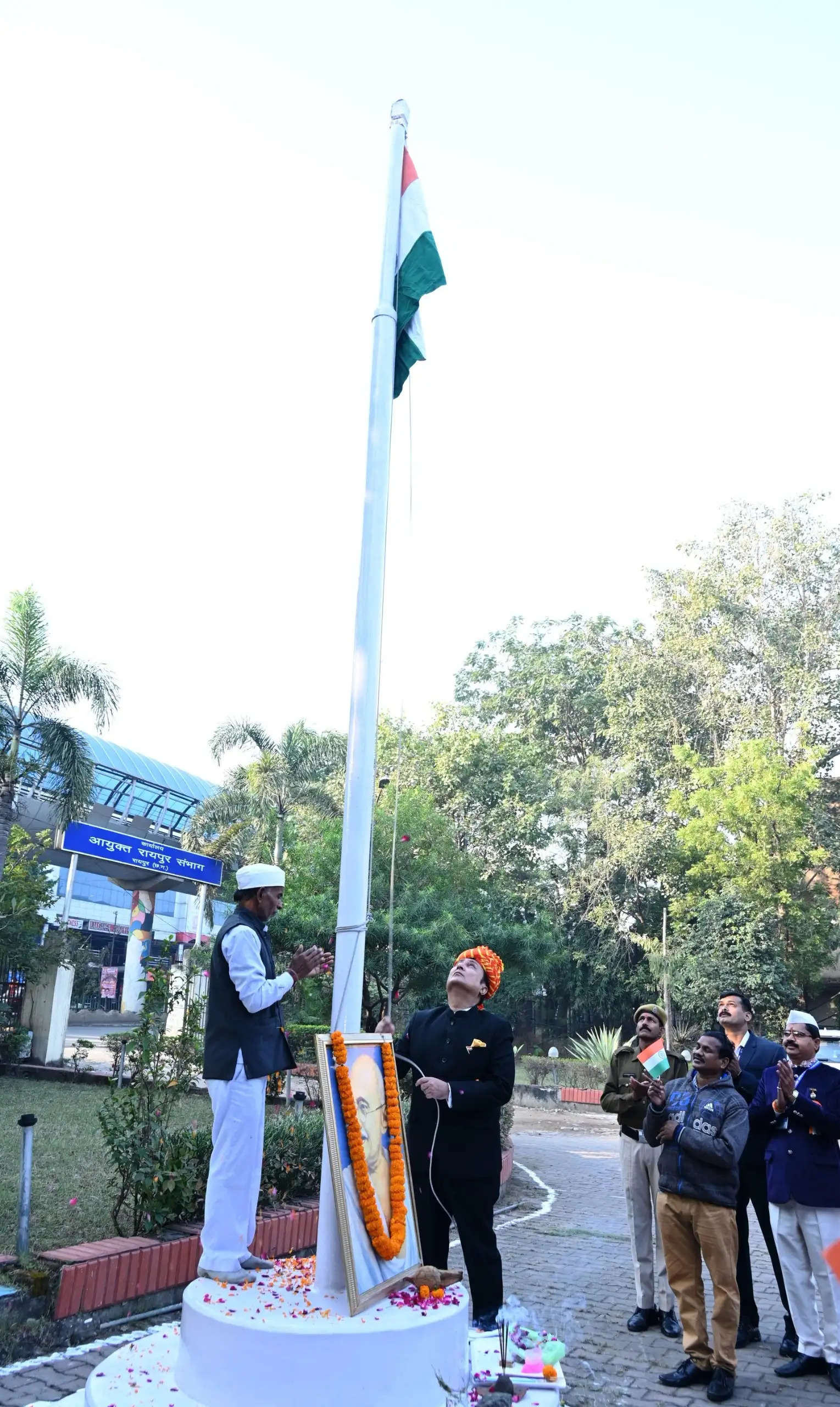 रायपुर : कमिश्नर कार्यालय में संभागायुक्त डॉ संजय अलंग ने फहराया तिरंगा