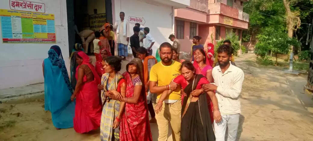 मोटरसाइकिलों की भिड़ंत में शादी का कार्ड देकर लाैट रहे पिता की मौत