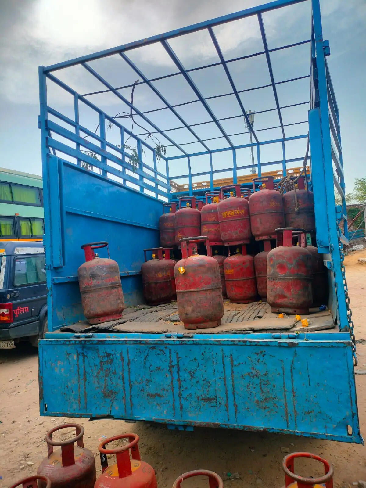 अवैध गैस रिफिलिंग पर कार्रवाई, 83 सिलेंडर व पिकअप जब्त