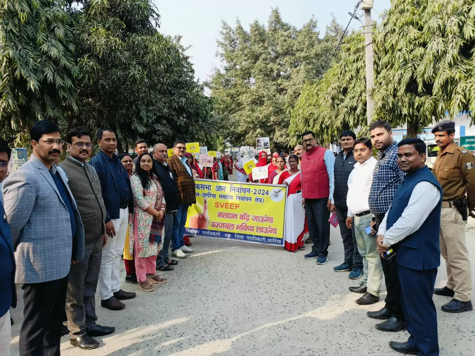 मतदाता जागरूकता को लेकर हस्ताक्षर अभियान और रैली