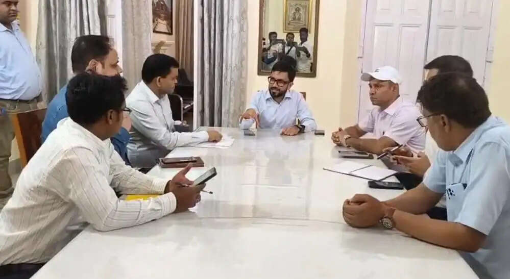 40 घंटे से अंधेरे में भागलपुर, बिजली विभाग के एमडी राहुल कुमार पहुंचे