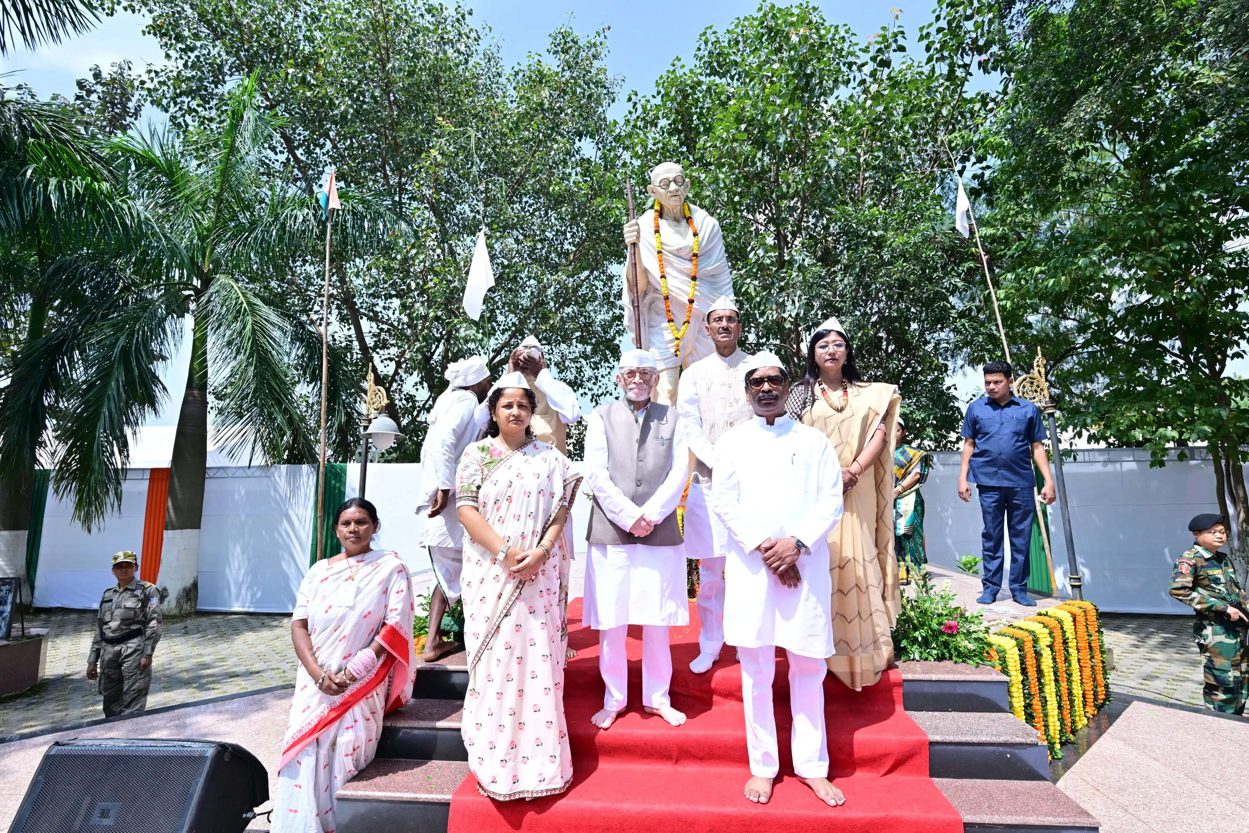 गांधी जयंती पर राज्यपाल और मुख्यमंत्री ने बापू वाटिका पहुंचकर दी श्रद्धांजलि