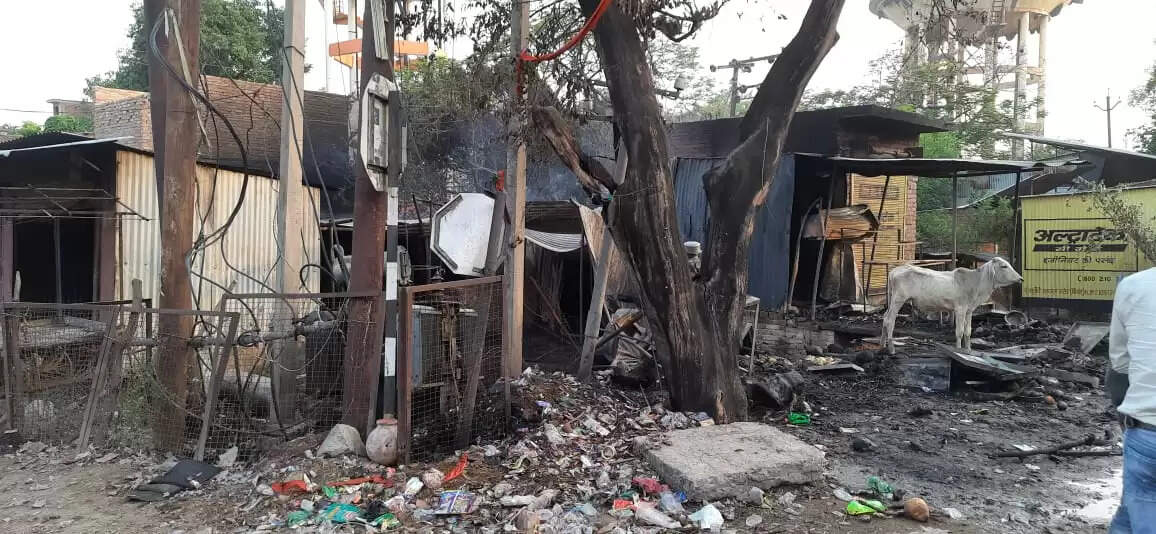 ट्रांसफार्मर से गिरी आग की चिंगारी, पांच दुकानें जलकर राख