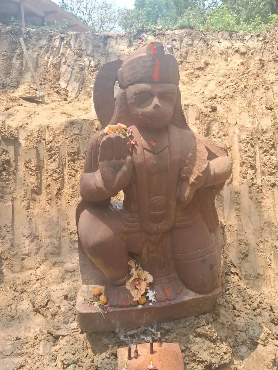 सुलतानपुर : खुदाई के दौरान&nbsp; मिली&nbsp; प्राचीन हनुमान जी की मूर्ति