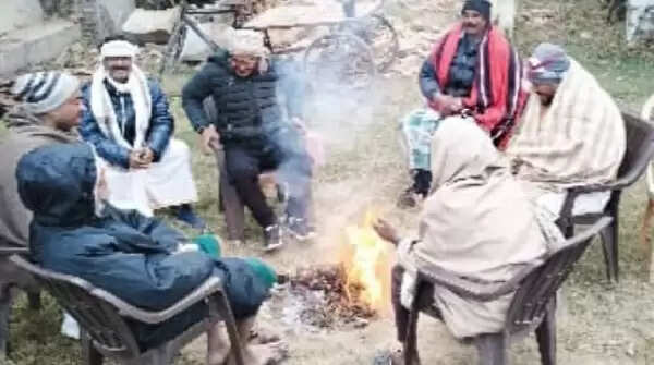 सागर: घने कोहरे और बर्फीली हवाओं से कांपा शहर, अलाव बने सहारा
