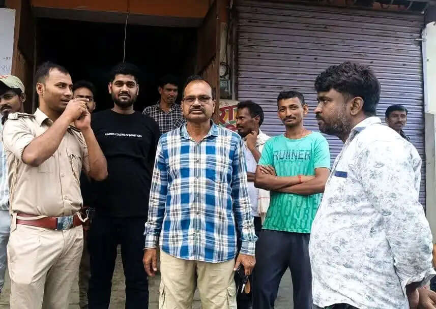 बथनाहा में अज्ञात चोरों ने की ज्वेलरी और किराना दुकान में चोरी