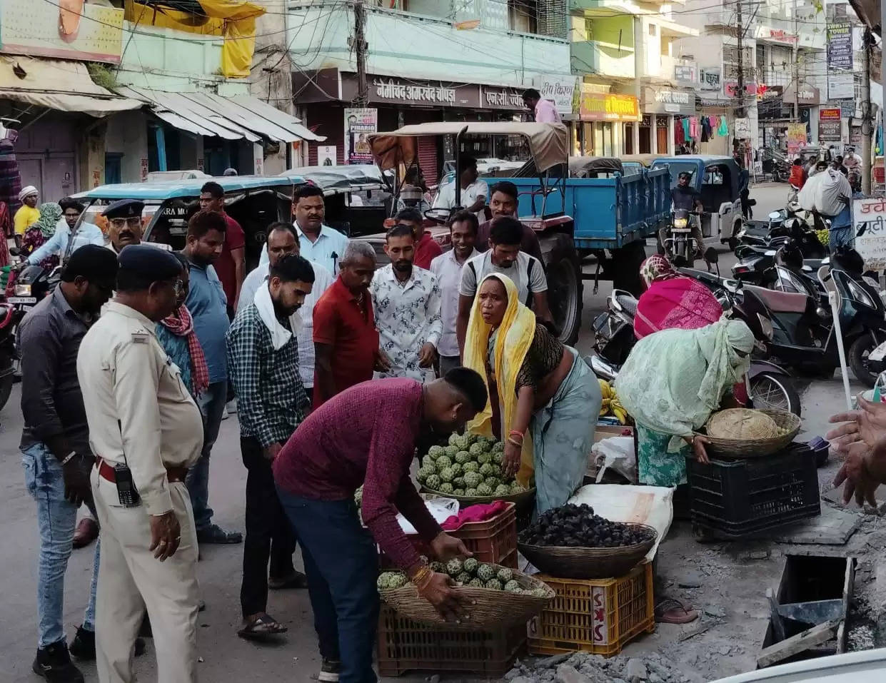 धमतरी : यातायात व्यवस्था सुधारने सड़क में उतरी पुलिस और प्रशासन की टीम