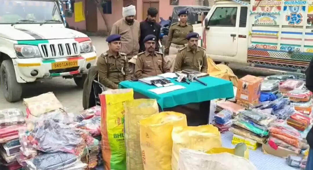 15 लाख का चोरी हुआ कपड़ा सहित दो चोर गिरफ्तार