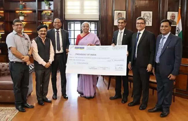 इंडियन बैंक ने केंद्र सरकार को 1,616 करोड़ रुपये का लाभांश चेक दिया