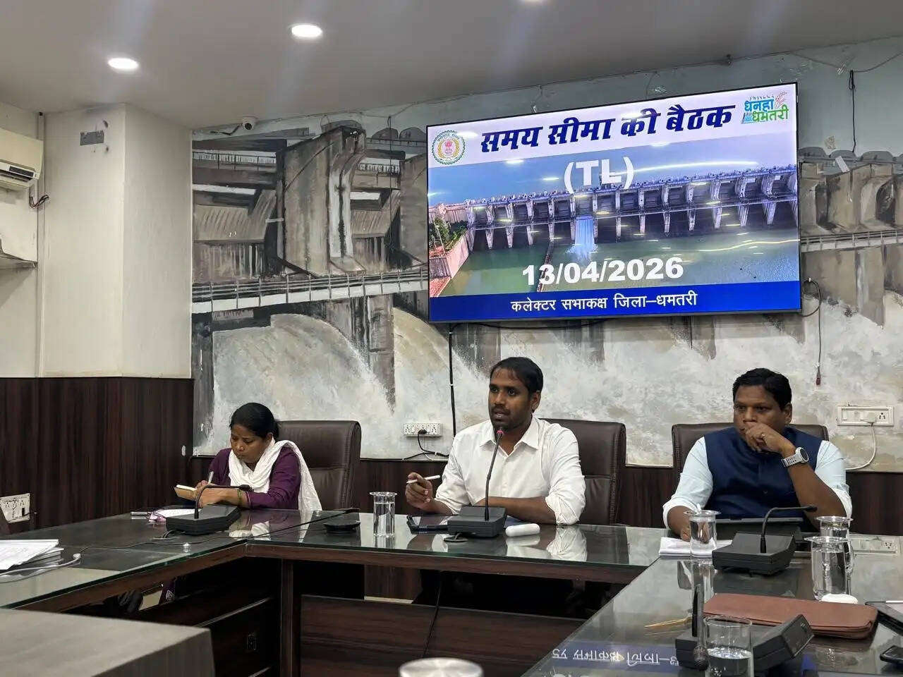 शासन की सभी योजनाओं का क्रियान्वयन लक्ष्यानुरूप हो : कलेक्टर