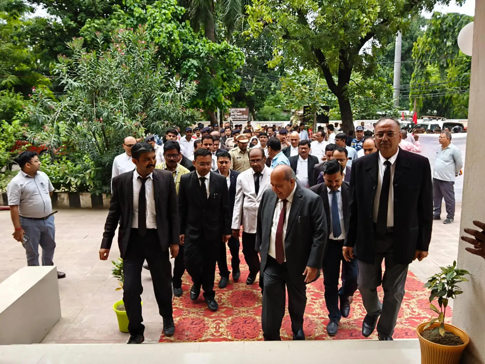 उच्च न्यायालय पटना के न्यायमूर्ति संदीप कुमार ने जरूरतमंदों को बांटे ट्राई साइकिल व सहायता राशि