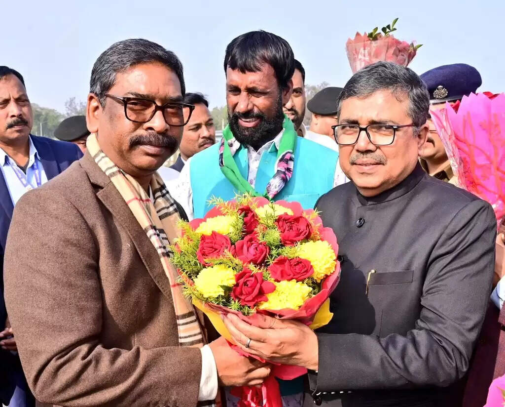 बोकारो एयरपोर्ट पर मुख्यमंत्री हेमन्त सोरेन का भव्य स्वागत