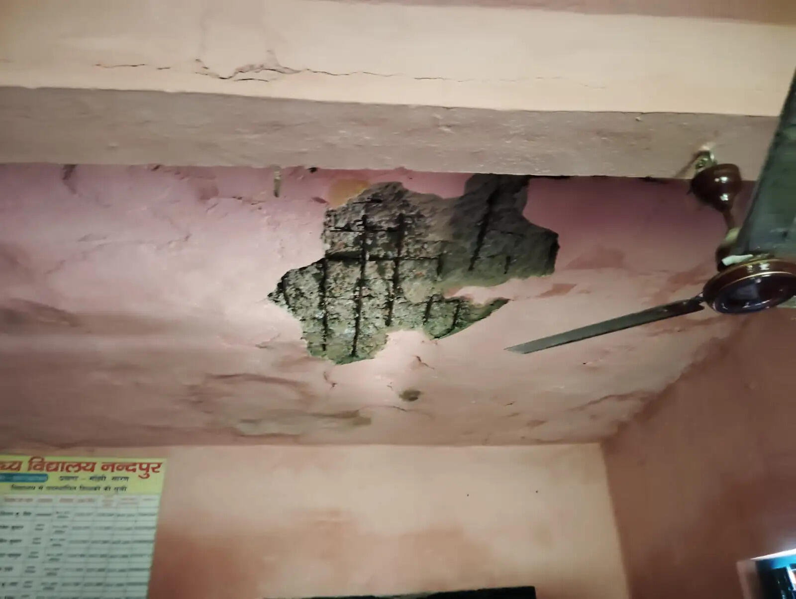 मांझी के नंदपुर विद्यालय में लगातार दूसरी बार गिरा छत का हिस्सा