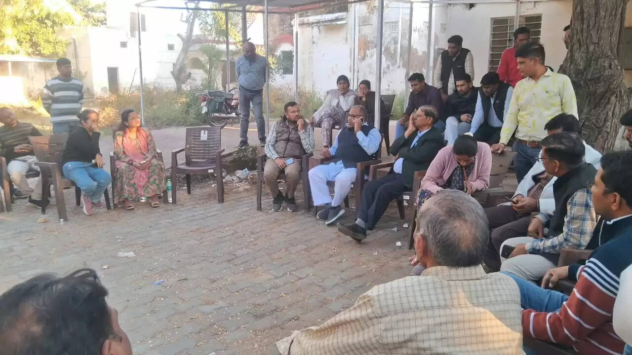 पुलिस की मौजूदगी में एक्सईएन पर वकीलों के हमले के विरुद्ध पेन डाउन हड़ताल शुरू