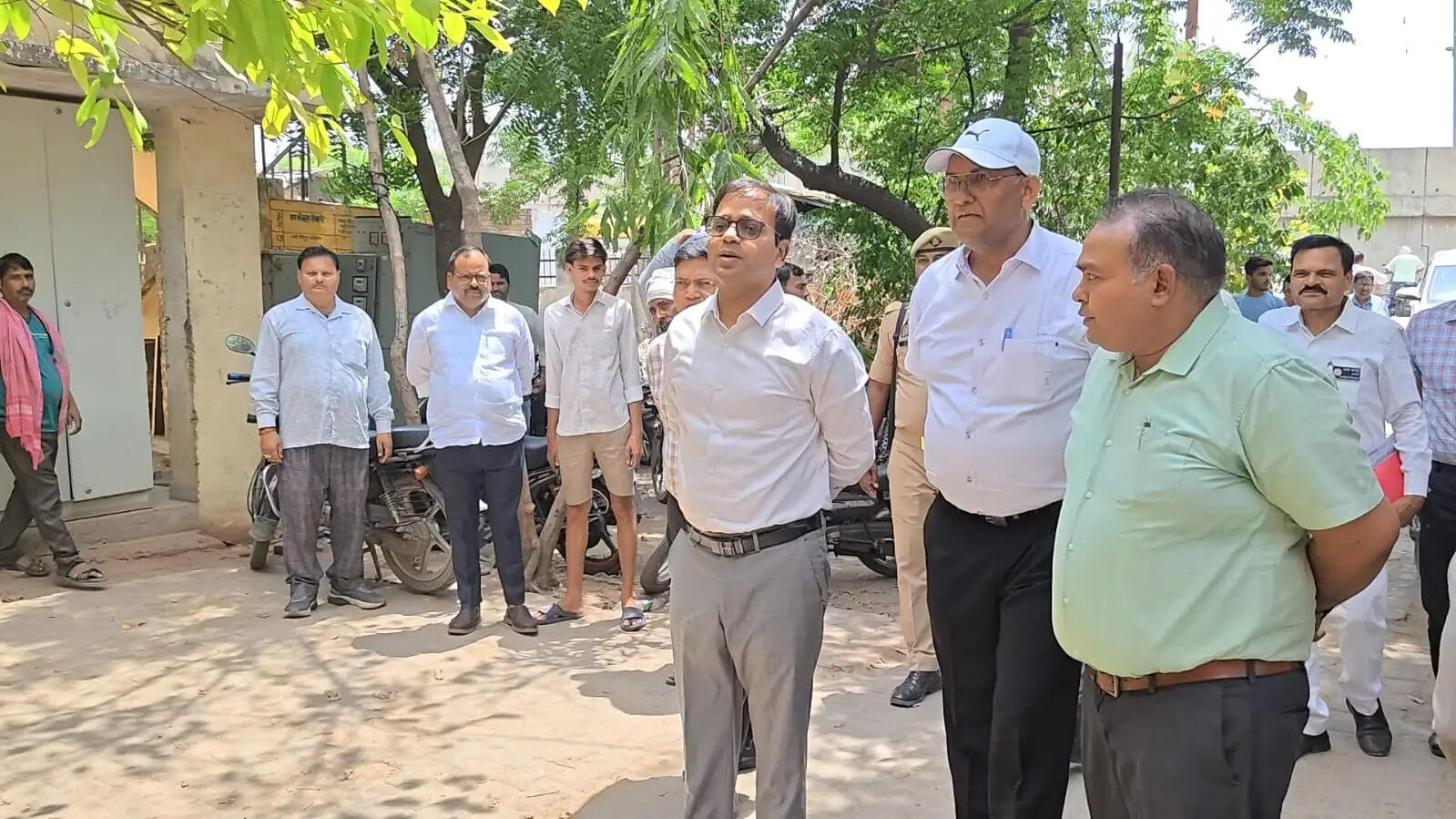 जिलाधिकारी ने विद्युत उपकेंद्र का किया औचक निरीक्षण