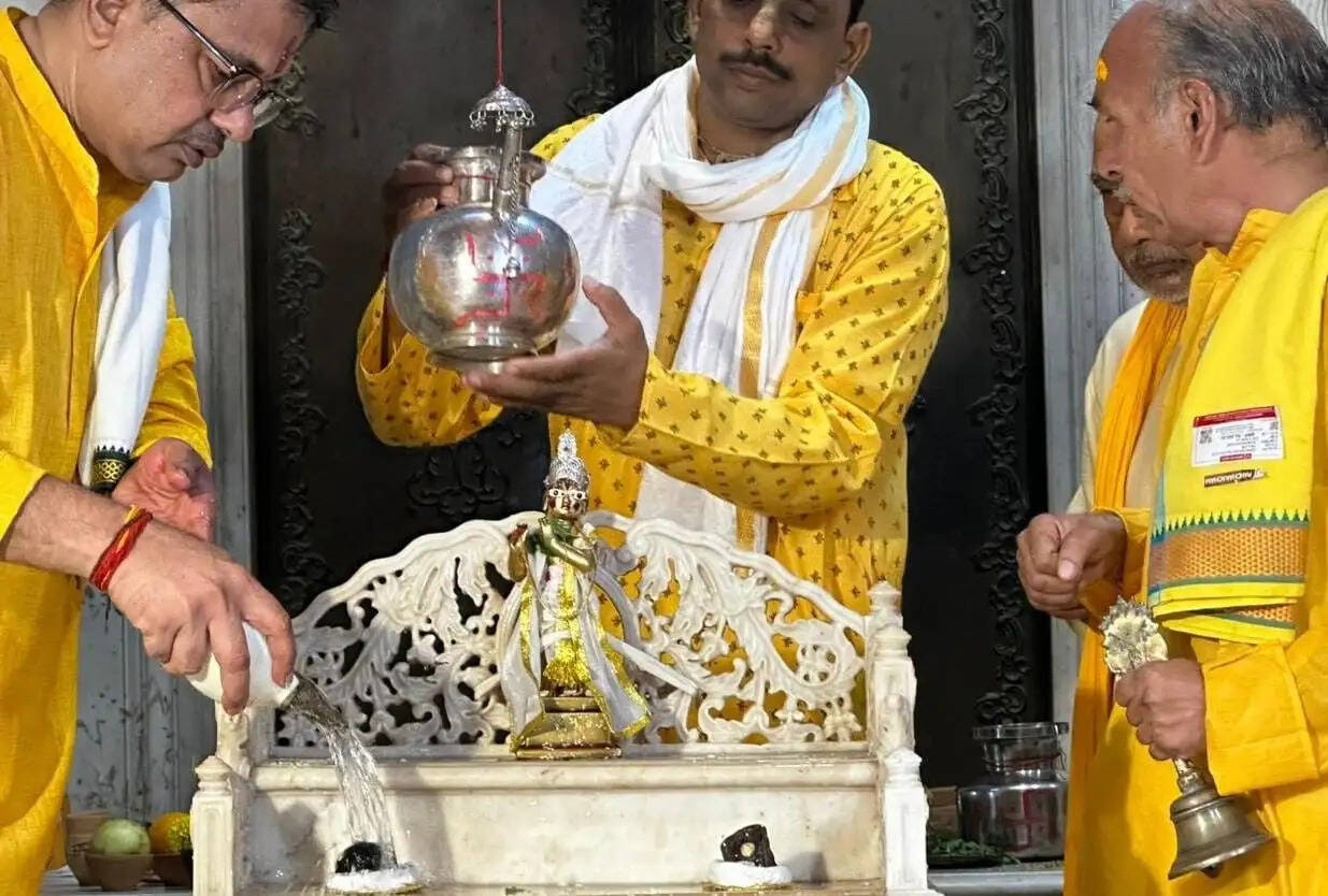 शाहबिहारी मंदिर और राधारमण मंदिर में दिन में प्रकटे कन्हैया, हुआ प्राकट्य महाभिषेक