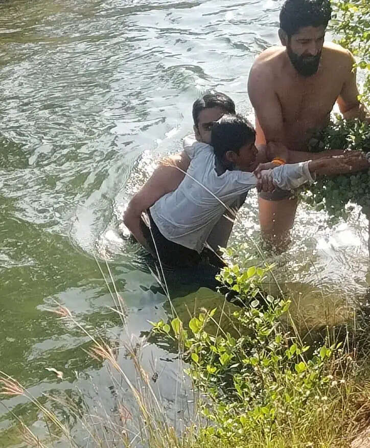 सिरसा: नहर में डूब रहे बच्चे को सुरक्षित बाहर निकाला