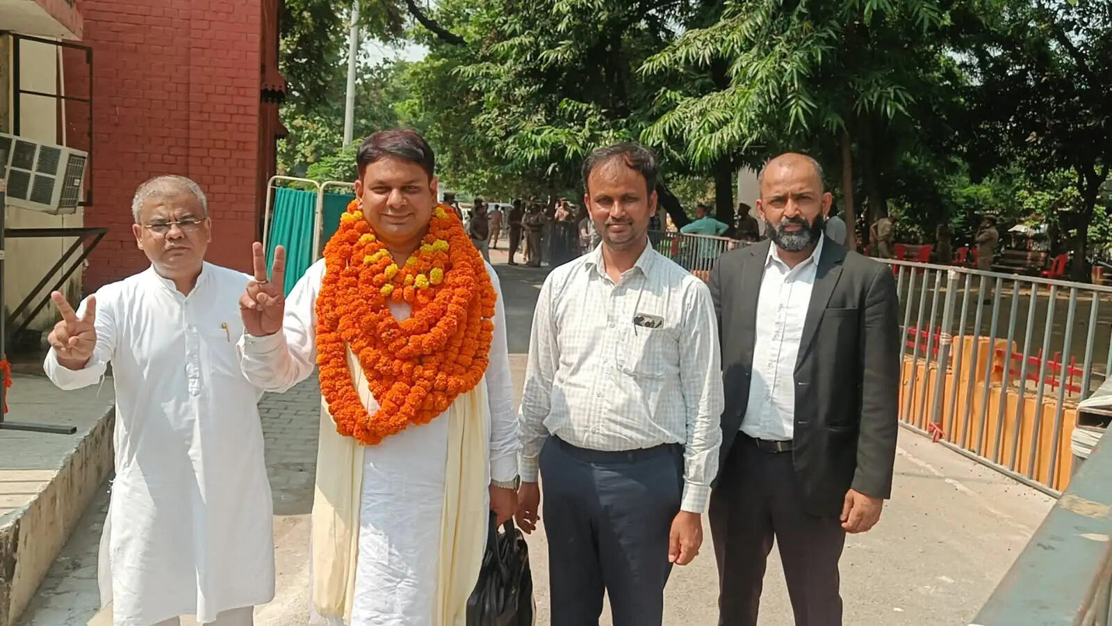 शिक्षक निर्वाचन में डॉ. शरदेंदु कुमार त्रिपाठी ने निर्दलीय दाखिल किया पर्चा