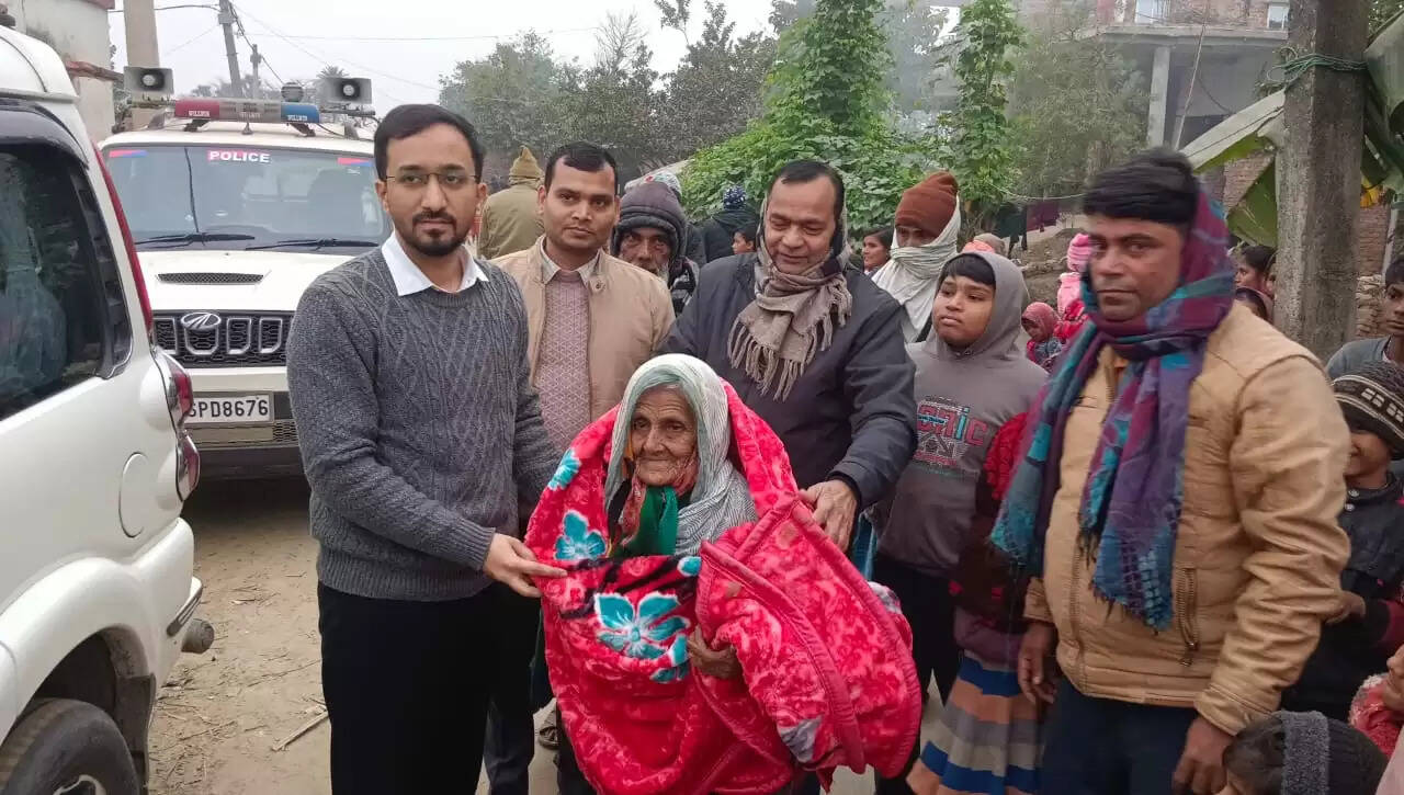 कड़ाके की ठंड में प्रशासन का मानवीय कदम, गरीबों के बीच कंबल वितरण