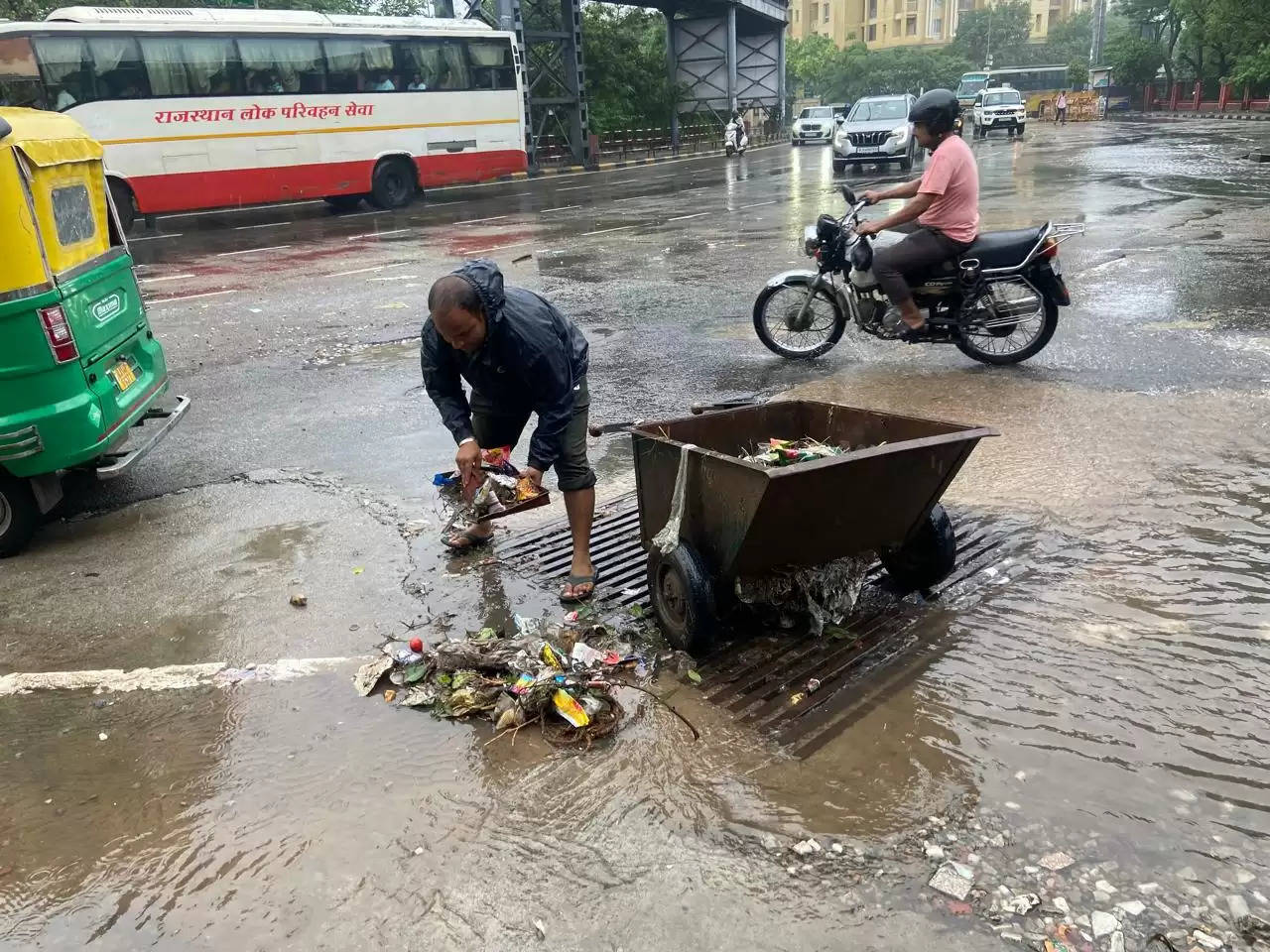 बारिश का दौर मंद पड़ते ही निगम ने करवाई साै ने अधिक स्थानों पर सड़कों की मरम्मत